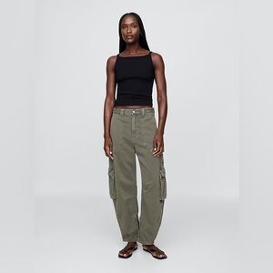 NWT! GAP Mid Rise Barrel Cargo Pants 824524 🩷